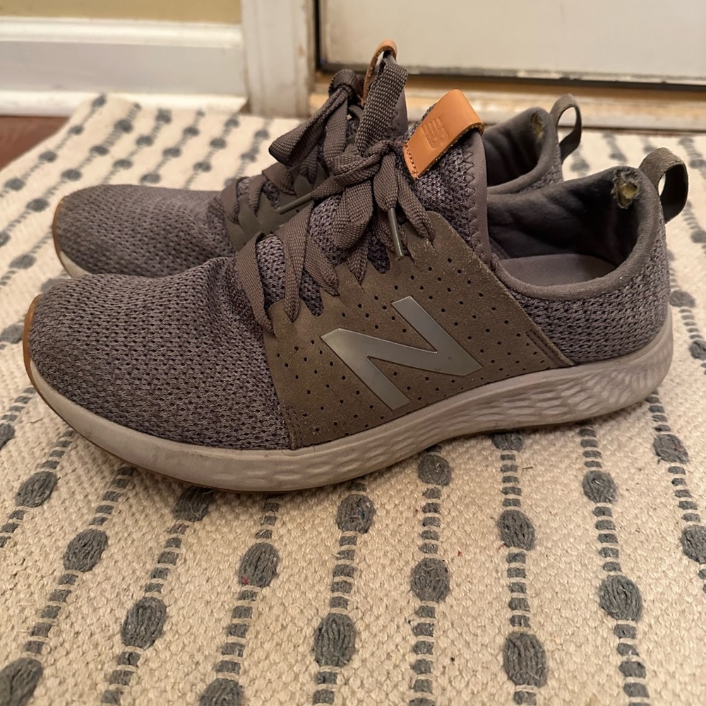 New Balance Men Size 9 Gray Sneakers